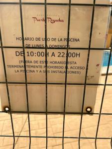 a sign on the top of a tennis racket at Precioso piso con piscina a 10 min de la playa andando in Roquetas de Mar