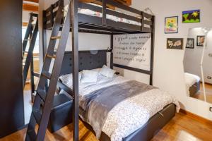 sypialnia z łóżkiem piętrowym i drabiną w obiekcie Allo Villo Lovely Apartment w mieście Ostana
