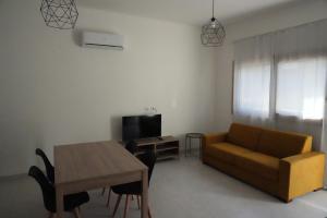 een woonkamer met een bank en een tafel bij Appartamento AL FARO in Alba Adriatica