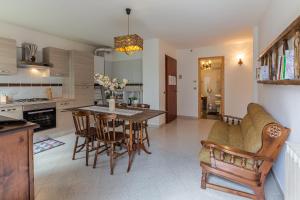 eine Küche und ein Esszimmer mit einem Tisch und Stühlen in der Unterkunft Suite Bertines Panoramica - Borgata di montagna in Casteldelfino