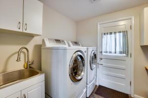 lavadero con lavadora y fregadero en Denver Vacation Rental with Grill - 7 Mi to Downtown, en Denver