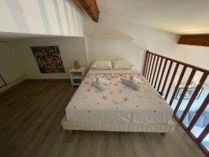 un dormitorio con una cama con dos animales de peluche en Appartement face à la mer, en Le Pradet