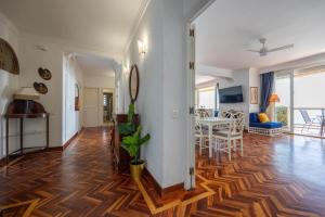 sala de estar con suelo de madera y comedor en Fuengirola-Playamar en Fuengirola