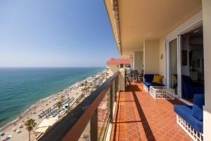 balkon z widokiem na plażę i ocean w obiekcie Fuengirola-Playamar w mieście Fuengirola