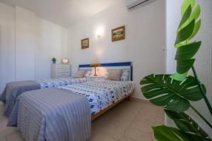 sypialnia z 2 łóżkami i rośliną w obiekcie Fuengirola-Playamar w mieście Fuengirola