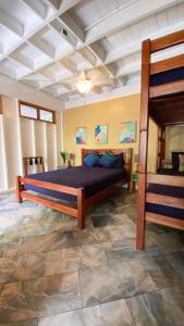 1 dormitorio con 1 cama grande en una habitación en Turtle Beach House, en Bocas Town