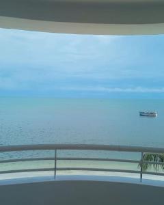 - une vue sur l'océan avec un bateau dans l'eau dans l'établissement Beach View Palace, à Porlamar