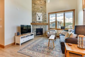 salon z kanapą i kominkiem w obiekcie Mountain-View Fraser Condo with Balcony and Hot Tub! w mieście Fraser