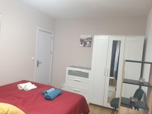 Postel nebo postele na pokoji v ubytování New The Twins Varna Two-Bedroom, Apt 3 at 15 Tsani Ginchev Street, floor 2