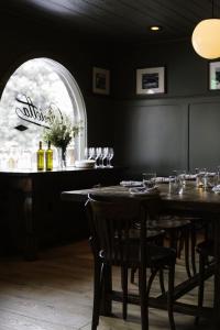 d'une salle à manger avec une table, des chaises et une fenêtre. dans l'établissement Cache House, à Jackson