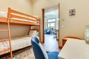 sypialnia z łóżkiem piętrowym, biurkiem i stołem w obiekcie Mountain-View Fraser Condo with Balcony and Hot Tub! w mieście Fraser