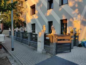 budynek z płotem z posągami w obiekcie DEIZY Apartamenty w Wągrowcu