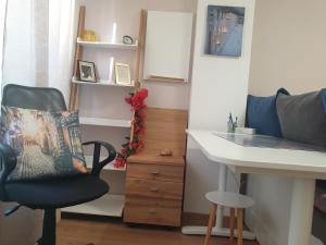 Posezení v ubytování New The Twins Varna Two-Bedroom, Apt 3 at 15 Tsani Ginchev Street, floor 2