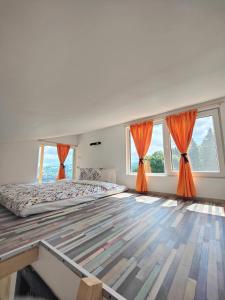 布朗的住宿－Rainbow Chalet，一间卧室配有带橙色窗帘的大床