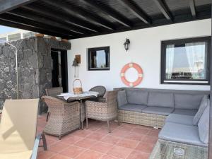 sala de estar con sofá y mesa en Villa Burgao, en Playa Blanca