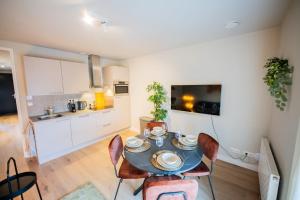 een keuken en eetkamer met een tafel en stoelen bij Flawless 3 Bedroom Apartment in Rotterdam
