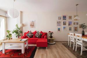 salon z czerwoną kanapą i stołem w obiekcie Evanthia's 2-SPACIOUS, CENTRAL, 2BDR APART,+BALCONY w Atenach
