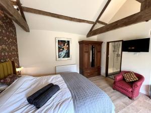 Un pat sau paturi într-o cameră la Peak District Old Forge In Over Haddon