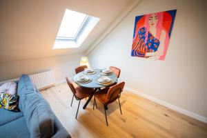 un soggiorno con tavolo e divano di Adorned 3 Bedroom Apartment a Rotterdam