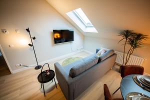 un soggiorno con divano e lucernario di Beloved 3 Bedroom Apartment a Rotterdam