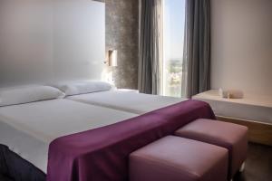 A bed or beds in a room at YIT Vía Sevilla Mairena