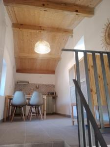 2 chaises et une table dans une pièce avec plafond dans l'établissement SISU BUSSI SUITE, à Bussi sul Tirino