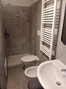 y baño con aseo y lavamanos. en SISU BUSSI SUITE en Bussi sul Tirino
