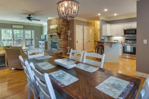 een keuken en eetkamer met een houten tafel en stoelen bij Clayton Resort Getaway with Pool Access, Pickleball! in Clayton