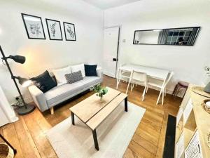 a living room with a couch and a table at JB Stays Greenwich Central in London