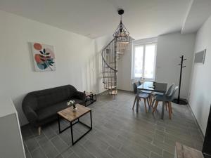 sala de estar con sofá y mesa en 180B - Duplex T2 Tout Confort - Wifi Netflix, en Le Gond-Pontouvre