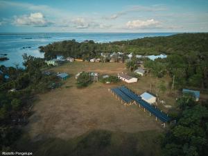 una vista aérea de una isla con un grupo de tiendas de campaña en Lodge Lake View, en Manaus