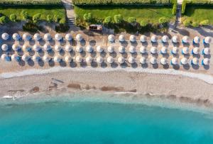 uma vista aérea de uma praia com um monte de guarda-sóis em Oceanis Beach Hotel em Ixia