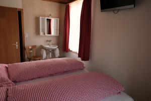 Postel nebo postele na pokoji v ubytování Hotel Tourist