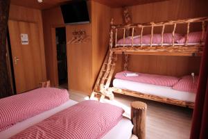 Postel nebo postele na pokoji v ubytování Hotel Tourist