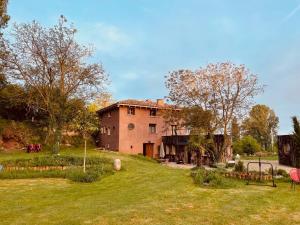 une vieille maison sur une colline avec une cour dans l'établissement CASA DEL AGUA - La Rioja, à Santa Coloma