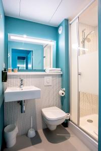 uma casa de banho com um WC, um lavatório e um chuveiro em Hotel Ibis Budget Montpellier Centre Millenaire - em Montpellier