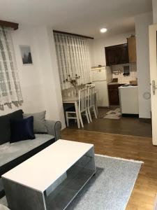 - un salon avec un canapé et une table dans l'établissement Apartman/Stan na dan Teslić, à Teslić