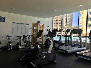 un gimnasio con un montón de bicicletas estáticas en una habitación en Penthouse Laguna Vista, en Algarrobo