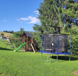 un parque infantil con cama elástica y estructura de juegos en Apartmány Sendy en Ždiar