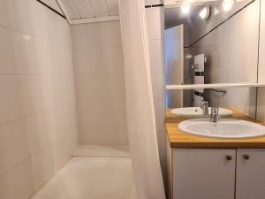 A bathroom at Chalet Flaine, 5 pièces, 8 personnes - FR-1-425-122