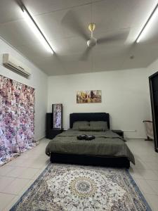 um quarto com uma cama e uma ventoinha de tecto em Naurah Homestay Kulai Mslim Only em Kulai