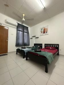 1 dormitorio con 2 camas en una habitación en Naurah Homestay Kulai Mslim Only en Kulai