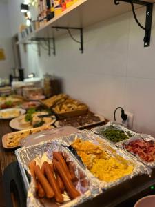 una línea de buffet con muchos tipos diferentes de comida en Greg&Tom Beer House Hostel, en Cracovia