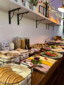 ein Buffet mit vielen verschiedenen Speisen auf dem Tisch in der Unterkunft Greg&Tom Beer House Hostel in Krakau