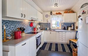 Η κουζίνα ή μικρή κουζίνα στο Awesome Home In Henn With House Sea View