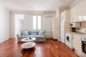 een woonkamer met een bank en een tafel bij Modern apartment in Chueca INF3Iz4 in Madrid
