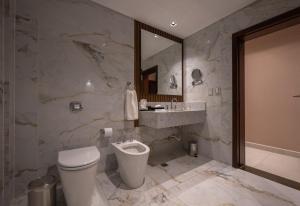 Koupelna v ubytování HT Hotel Deluxe Resort & SPA