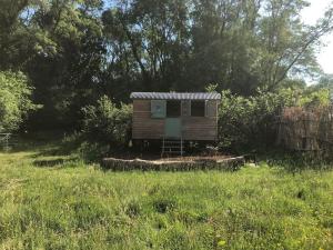 una pequeña cabaña en medio de un campo en The Shepherd’s Hut en Whiteparish