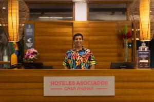 タラポトにあるTucan Suites Tarapoto - Hotel Asociado Casa Andinaの店内の窓口の後ろに立つ男