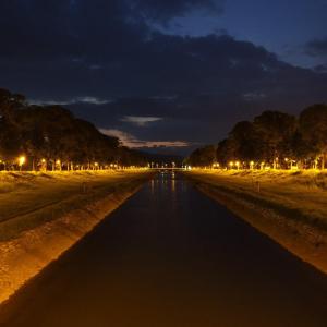 uitzicht op een rivier in de nacht met verlichting bij Loft Luxury Apartment in Pirot